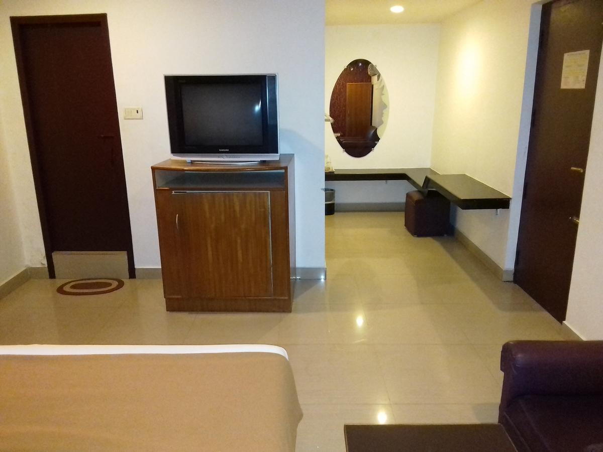 Sri Srinivasar Residency Hotel Велор Екстериор снимка